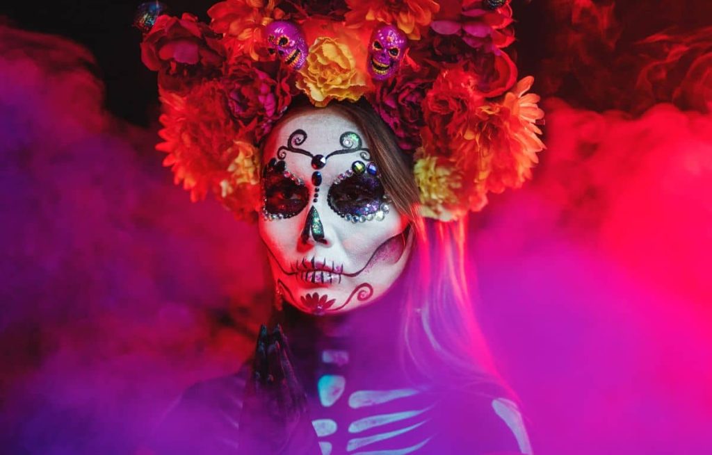 El Día de Muertos, una de las celebraciones más importantes del país, donde familiares recuerdan y honran a sus seres queridos fallecidos.