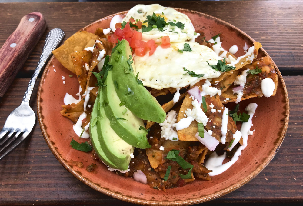 Chilaquiles rojos con aguacate.