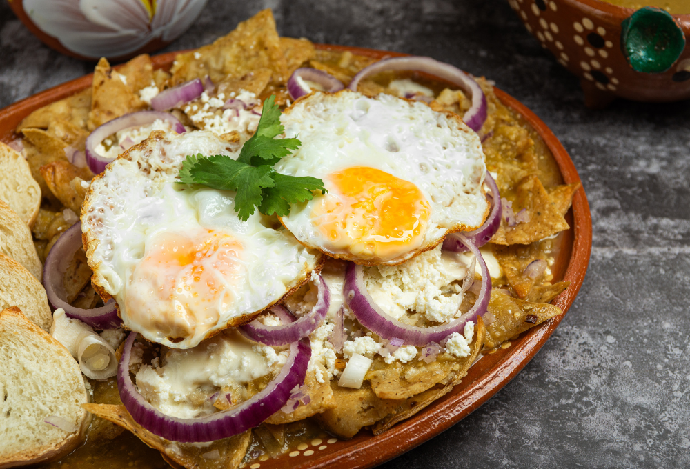 Historia de los chilaquiles: Origen prehispánico y tradición mexicana