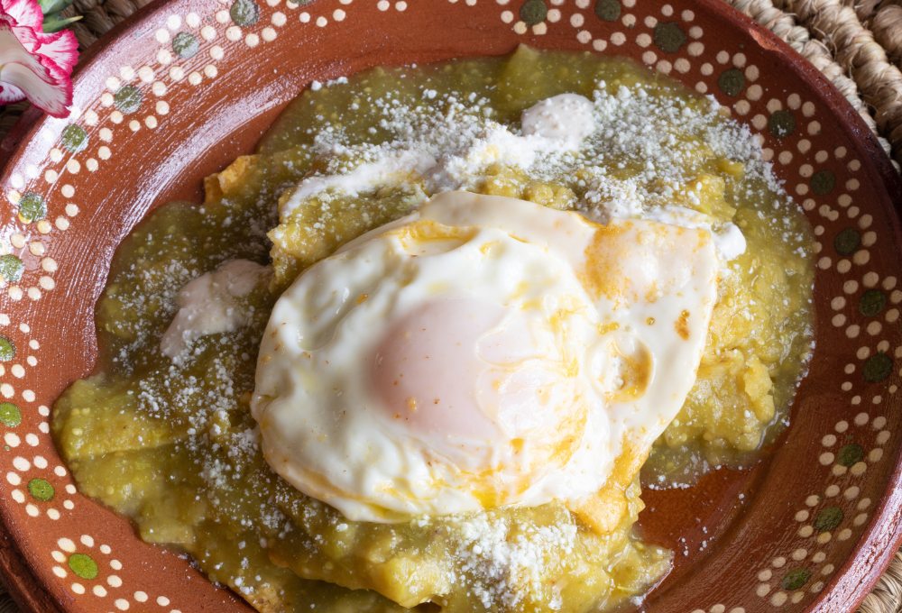 Chilaquiles verdes con huevo estrellado.