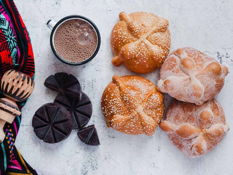 el pan de muerto, una tradición que nos une alrededor del horno y las risas;.