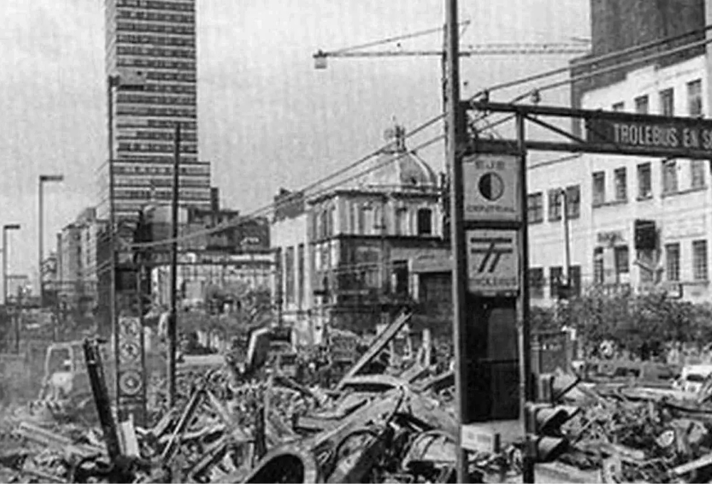 El 19 de septiembre de 1985, a las 07:17 h, un sismo de magnitud ~8.0 (epicentro en la costa de Michoacán–Guerrero) sacudió la capital.