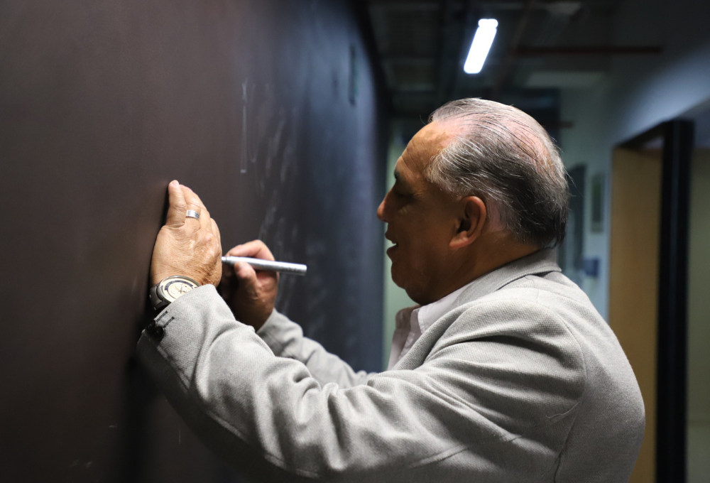 Francisco Bribiesca firmando la pared TITÁN.
