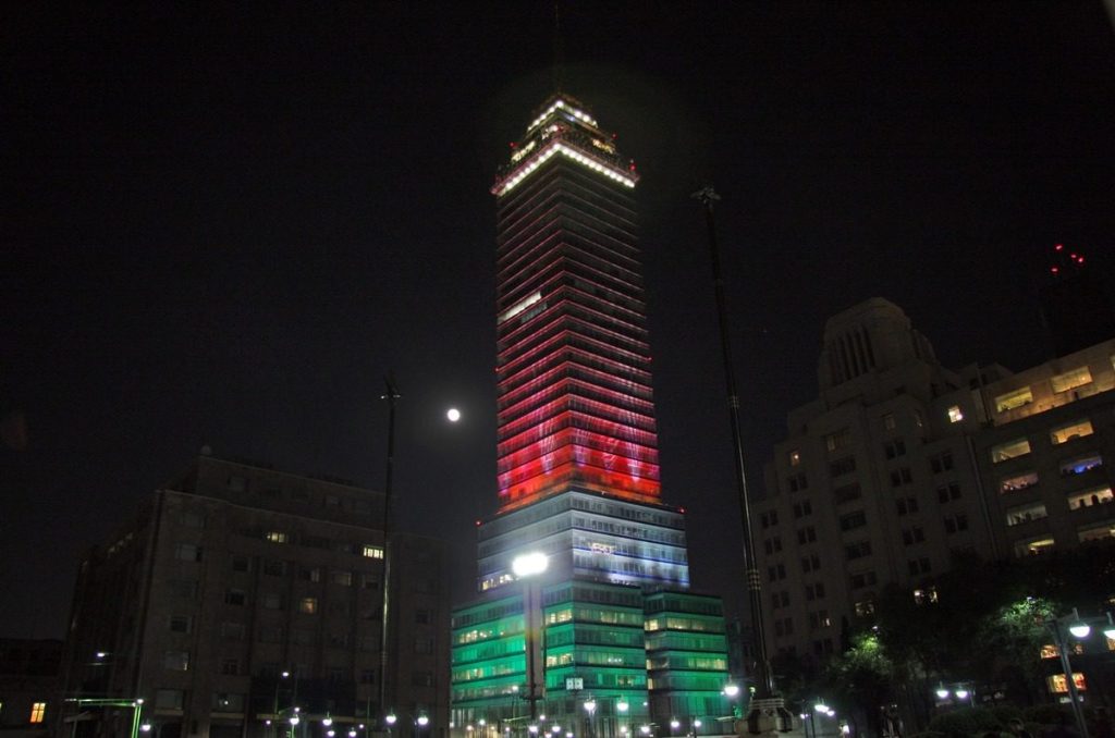 Torre Latinoamericana iluminada con colores tricolor por mes patrio