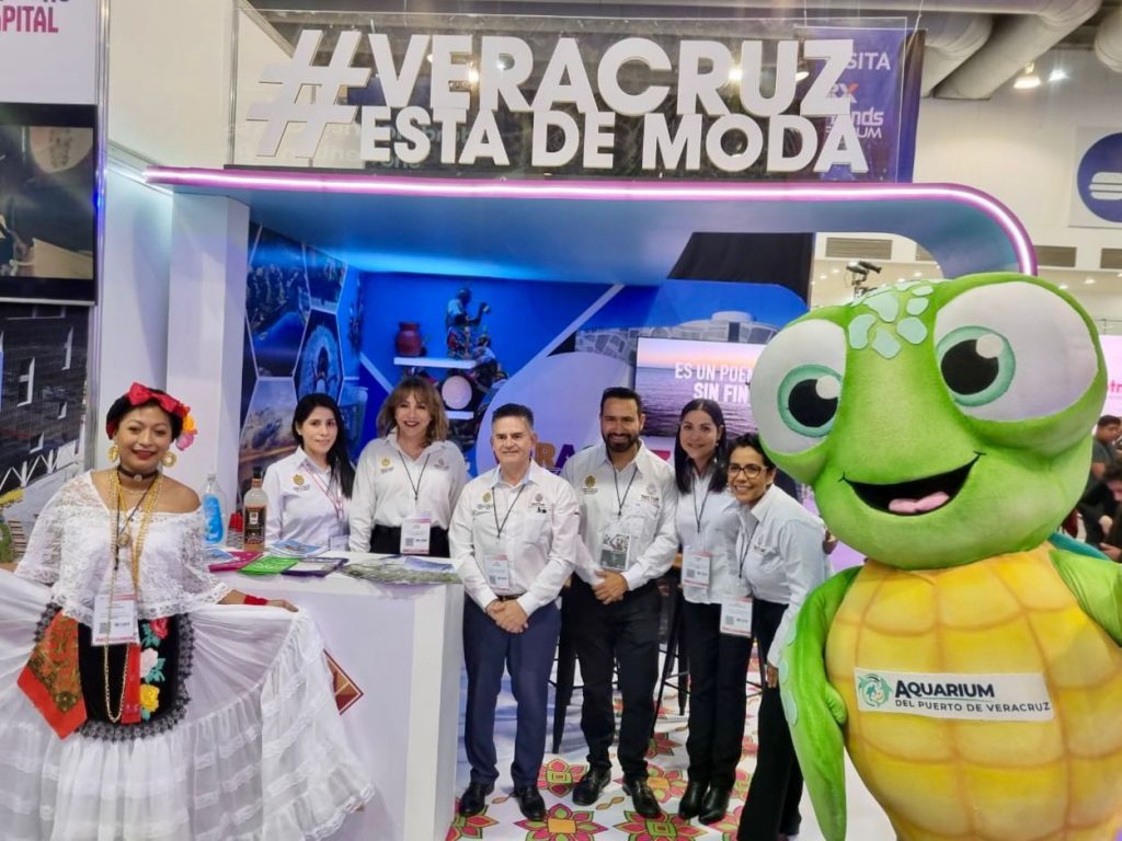 Secretario de Turismo de Veracruz, Igor Rojí, en el IBTM Americas 2025, en Ciudad de México.