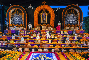 Significado de los escalones en los altares de muertos