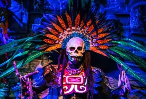 Calaverandia en Guadalajara. Se trata de un parque temático donde puedes sumergirte en nuestras tradiciones mexicanas con experiencias inmersivas llenas de colores y arte.