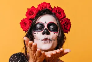 el maquillaje de catrina es una mezcla hermosa de tradición, arte y mucha creatividad