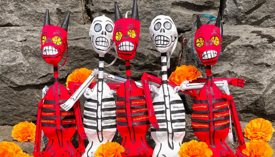 Los esqueletos de papel maché son una de las expresiones más emblemáticas de nuestro arte popular. Descubre su historia, cómo se elaboran y dónde puedes admirar estas obras que dan vida al Día de Muertos.