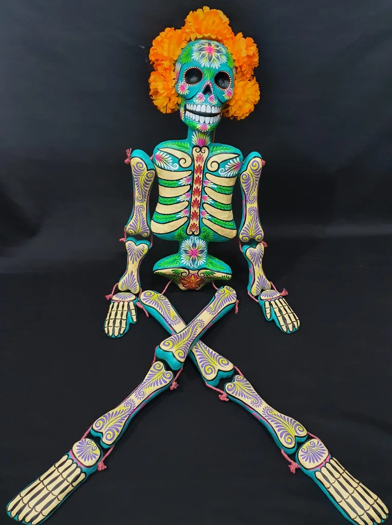 Los esqueletos de papel maché son una de las expresiones más emblemáticas de nuestro arte popular. Descubre su historia, cómo se elaboran y dónde puedes admirar estas obras que dan vida al Día de Muertos.
