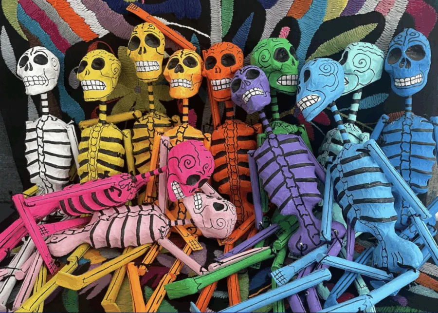 Los esqueletos de papel maché son una de las expresiones más emblemáticas de nuestro arte popular. Descubre su historia, cómo se elaboran y dónde puedes admirar estas obras que dan vida al Día de Muertos.