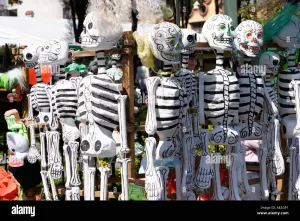 Los esqueletos de papel maché son una de las expresiones más emblemáticas de nuestro arte popular. Descubre su historia, cómo se elaboran y dónde puedes admirar estas obras que dan vida al Día de Muertos.