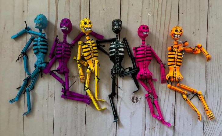 Los esqueletos de papel maché son una de las expresiones más emblemáticas de nuestro arte popular. Descubre su historia, cómo se elaboran y dónde puedes admirar estas obras que dan vida al Día de Muertos.