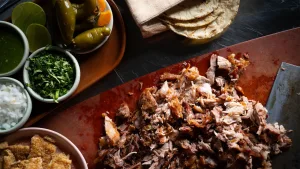 Descubre cuales son los tres pueblos de Michoacán que son la cuna de las mejores carnitas del mundo. Conoce sus tradiciones, sabores únicos y recomendaciones para vivir una experiencia gastronómica inolvidable.