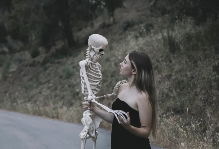 el tanatoturismo no es exclusivo de México. En el mundo, destacan lugares como el Cementerio Père Lachaise en París, que alberga las tumbas de personajes históricos y artistas famosos.