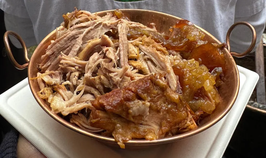 Descubre cuales son los tres pueblos de Michoacán que son la cuna de las mejores carnitas del mundo. Conoce sus tradiciones, sabores únicos y recomendaciones para vivir una experiencia gastronómica inolvidable.