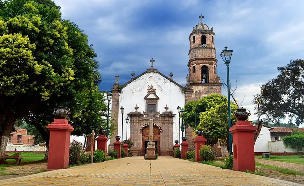 Descubre cuales son los tres pueblos de Michoacán que son la cuna de las mejores carnitas del mundo. Conoce sus tradiciones, sabores únicos y recomendaciones para vivir una experiencia gastronómica inolvidable.