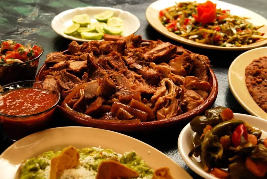 Descubre cuales son los tres pueblos de Michoacán que son la cuna de las mejores carnitas del mundo. Conoce sus tradiciones, sabores únicos y recomendaciones para vivir una experiencia gastronómica inolvidable.