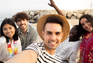 Los beneficios ocultos de viajar: ¿Cómo los viajes transforman tu mente, cuerpo y alma? Grupo de turistas vacaciones