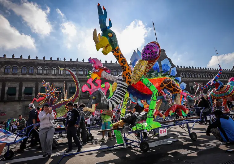 Descubre el nuevo jardín inmersivo de alebrijes en la Ciudad de México. Tú podrás explorar cientos de figuras monumentales de cartonería, conocer su historia, ubicación y por qué lo tienes que visitar.