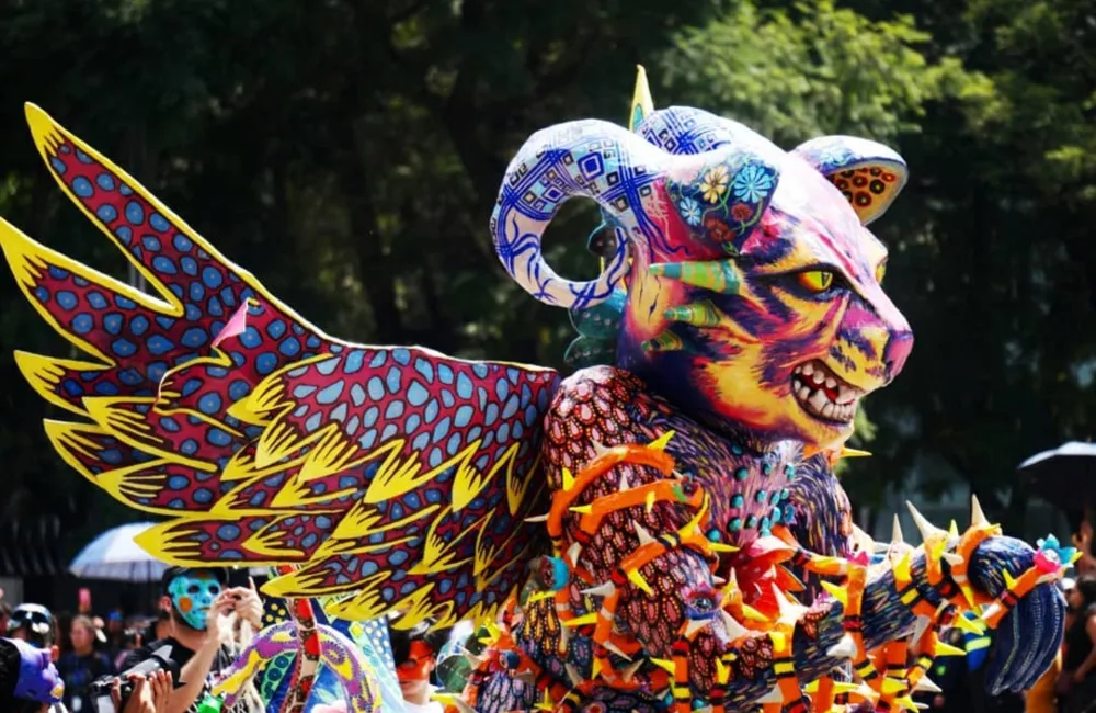 Descubre el nuevo jardín inmersivo de alebrijes en la Ciudad de México. Tú podrás explorar cientos de figuras monumentales de cartonería, conocer su historia, ubicación y por qué lo tienes que visitar.