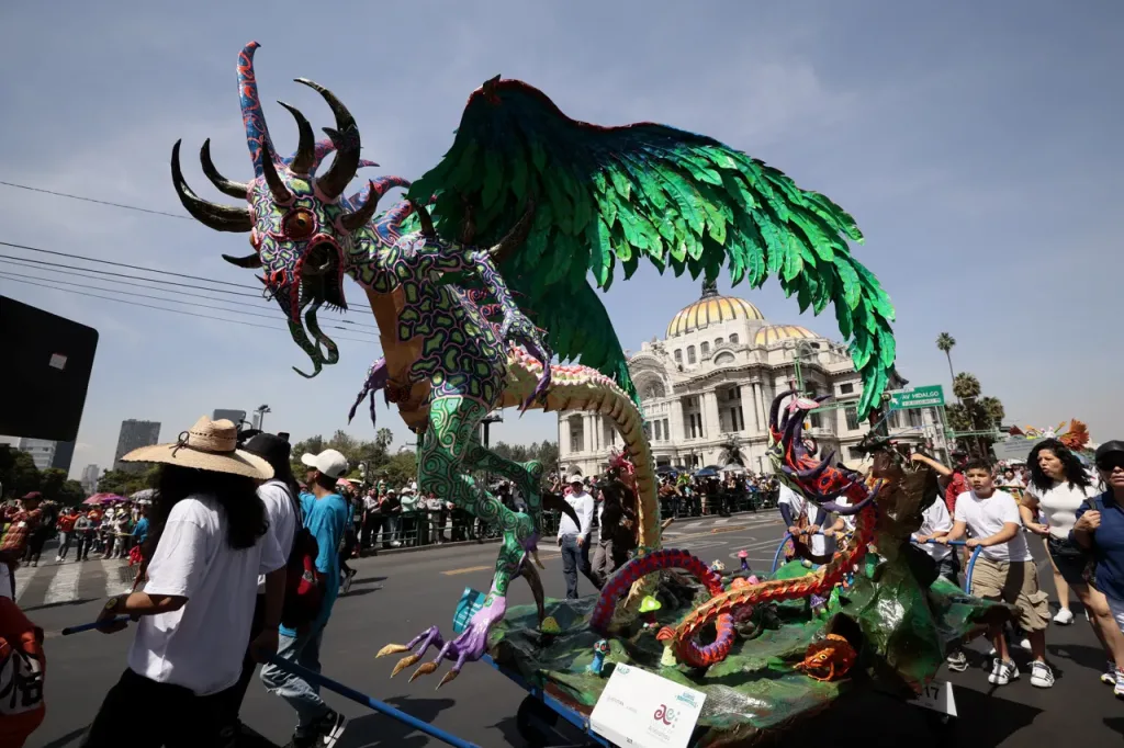 Descubre el nuevo jardín inmersivo de alebrijes en la Ciudad de México. Tú podrás explorar cientos de figuras monumentales de cartonería, conocer su historia, ubicación y por qué lo tienes que visitar.