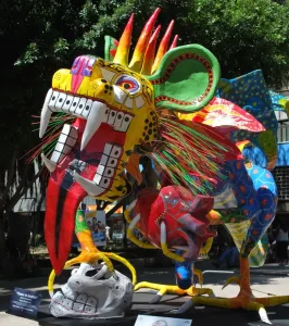 Descubre el nuevo jardín inmersivo de alebrijes en la Ciudad de México. Tú podrás explorar cientos de figuras monumentales de cartonería, conocer su historia, ubicación y por qué lo tienes que visitar.