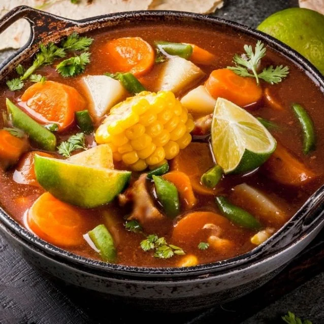 Descubre cómo una receta milenaria puede adaptarse a estilos de vida modernos sin perder su esencia cultural ni gastronómica, ideal para viajeros y amantes de la cocina consciente.