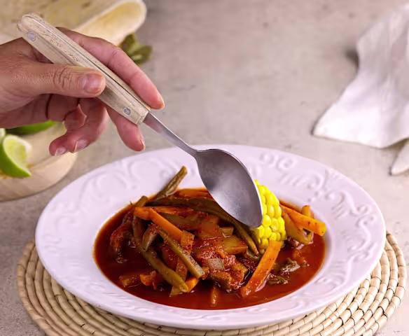 Descubre cómo una receta milenaria puede adaptarse a estilos de vida modernos sin perder su esencia cultural ni gastronómica, ideal para viajeros y amantes de la cocina consciente.