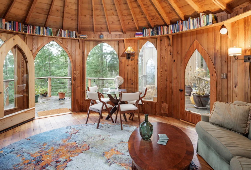 Expedia y Hoteles.com revelan cómo viajarán los turistas en 2026. Salvaged Stays: Dormir en edificios con historia