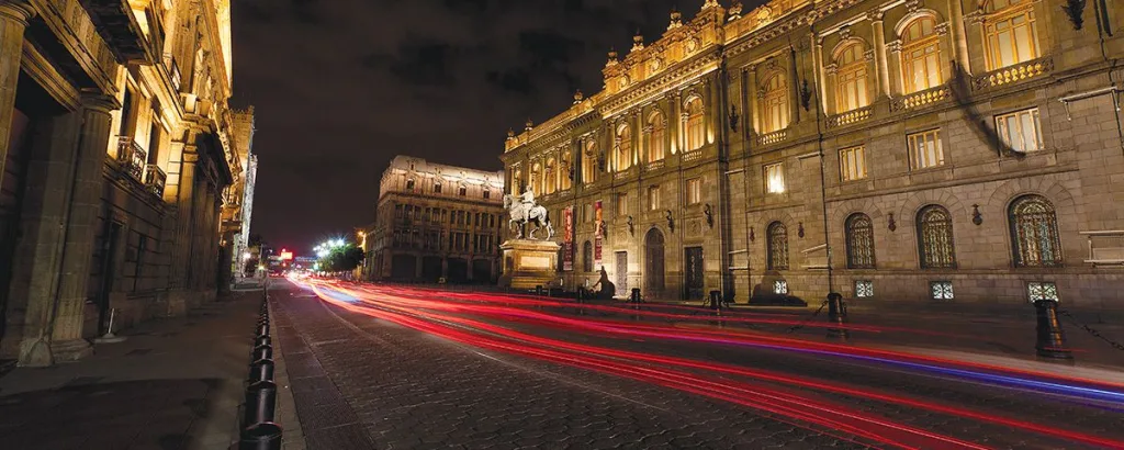 Descubre cómo el fenómeno del set-jetting, en el que las series y películas influyen en las decisiones de viaje, está transformando el turismo internacional. Conoce ejemplos reales y cómo puedes aprovechar esta tendencia.