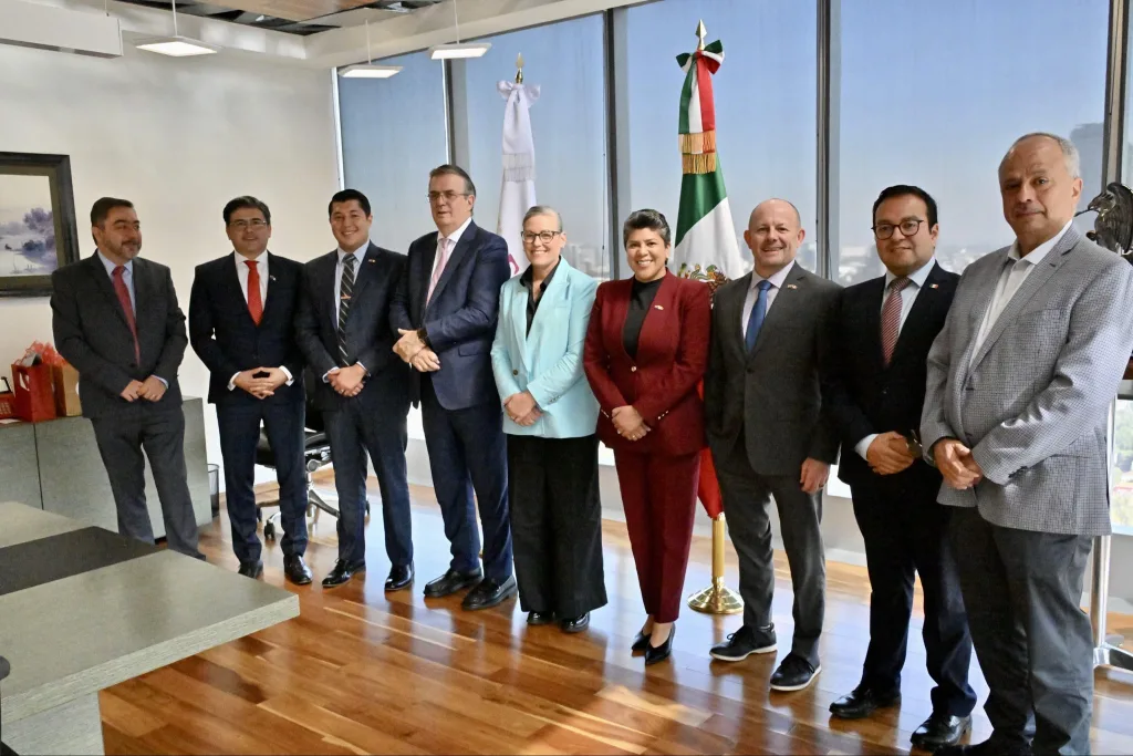 Descubre cómo la nueva colaboración entre México y Arizona impulsará a sectores clave, así como los retos por delante y lo que esto significa para los viajeros y economías en la frontera.