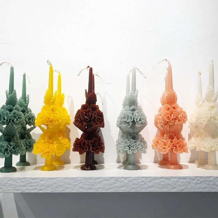 En el Centro Histórico de la CDMX se esconde un tesoro artesanal con más de 130 años de historia. Descubre el legado, las tradiciones y el arte detrás de este icónico taller donde las velas se crean con alma mexicana.