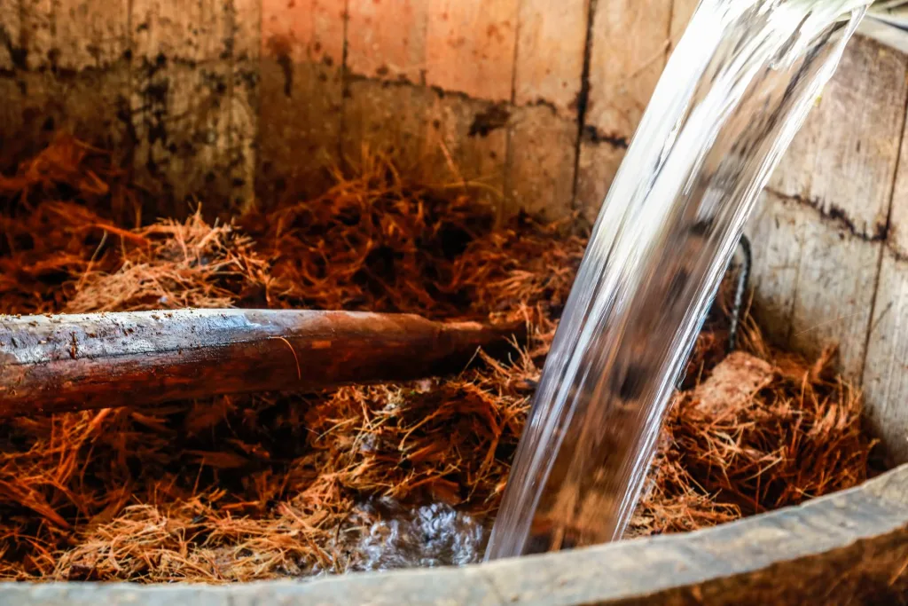 Las tinas de mezcal son el corazón del proceso artesanal que da vida a una de las bebidas más emblemáticas de México. Descubre cómo se elaboran, por qué son clave en la fermentación y cómo cada material aporta aromas únicos a este destilado ancestral.