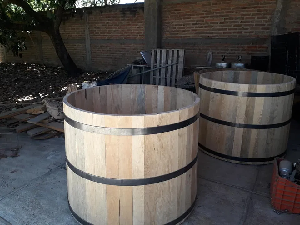 Las tinas de mezcal son el corazón del proceso artesanal que da vida a una de las bebidas más emblemáticas de México. Descubre cómo se elaboran, por qué son clave en la fermentación y cómo cada material aporta aromas únicos a este destilado ancestral.