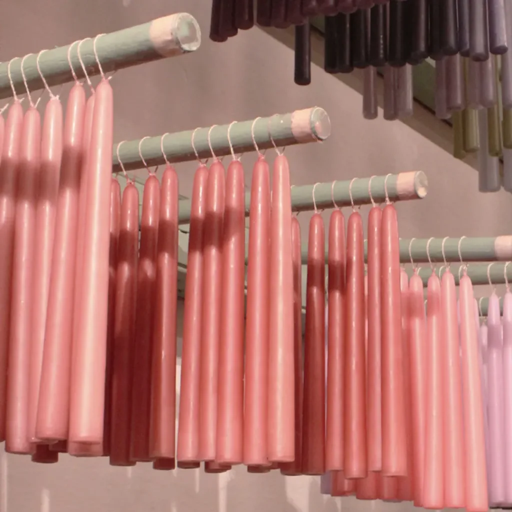 En el Centro Histórico de la CDMX se esconde un tesoro artesanal con más de 130 años de historia. Descubre el legado, las tradiciones y el arte detrás de este icónico taller donde las velas se crean con alma mexicana.