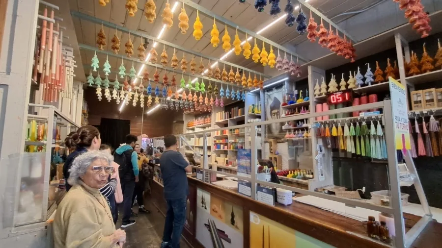 En el Centro Histórico de la CDMX se esconde un tesoro artesanal con más de 130 años de historia. Descubre el legado, las tradiciones y el arte detrás de este icónico taller donde las velas se crean con alma mexicana.