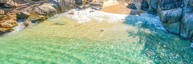 Entre montañas, selva y el azul del Pacífico se esconde Playa Colomitos, la playa más pequeña de México. Si quieres saber más sobre ella, aquí te dejamos los detalles.