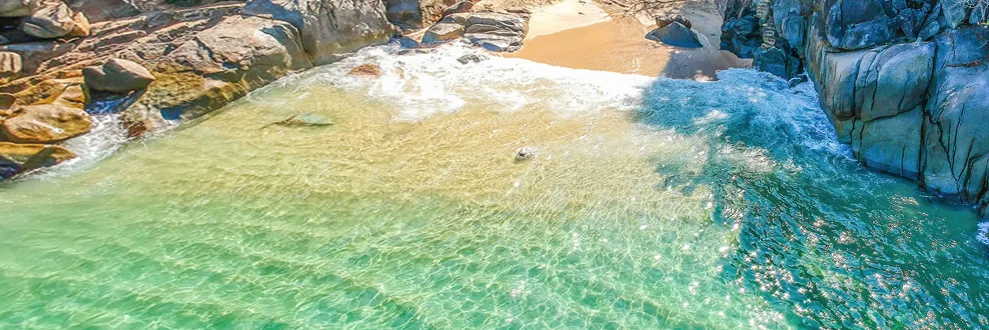 Entre montañas, selva y el azul del Pacífico se esconde Playa Colomitos, la playa más pequeña de México. Si quieres saber más sobre ella, aquí te dejamos los detalles.