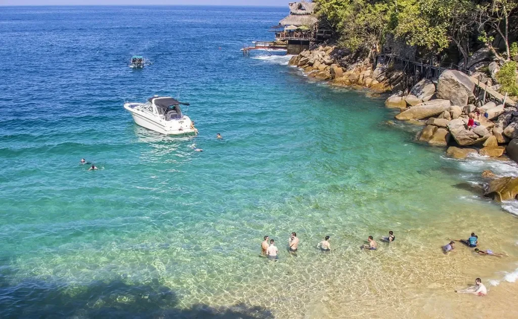 Entre montañas, selva y el azul del Pacífico se esconde Playa Colomitos, la playa más pequeña de México. Si quieres saber más sobre ella, aquí te dejamos los detalles.
