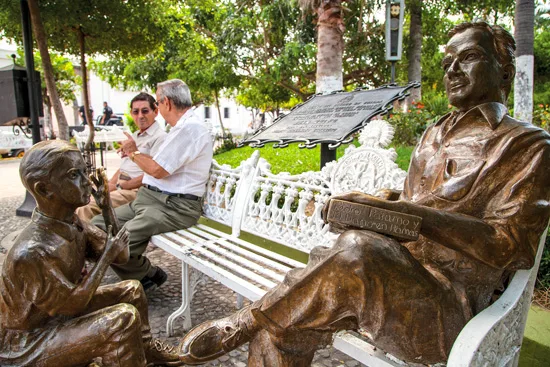 Descubre Comala, un Pueblo Mágico, lleno de encanto, historia y tradición. Entre sus calles y su cercanía al Volcán de Fuego, este destino te hará sentir la esencia más pura de México.