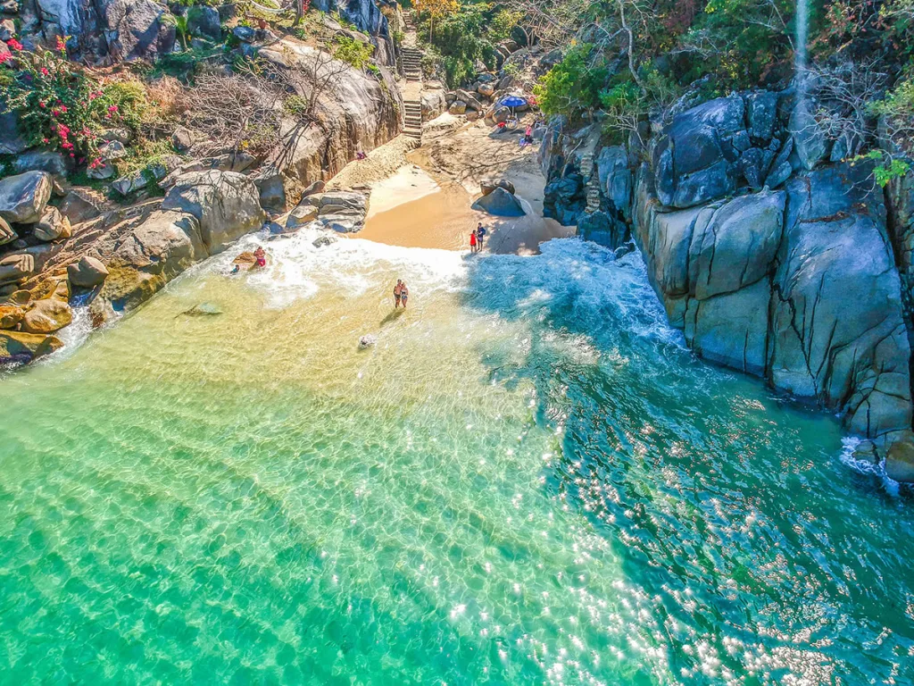 Entre montañas, selva y el azul del Pacífico se esconde Playa Colomitos, la playa más pequeña de México. Si quieres saber más sobre ella, aquí te dejamos los detalles.