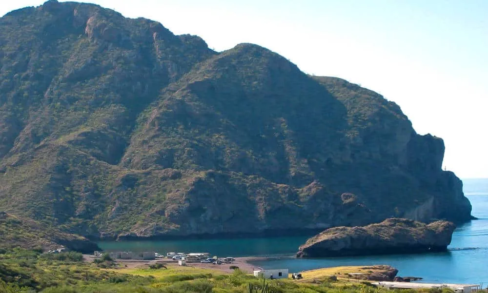 Sonora esconde un paraíso natural que pocos conocen. Una playa de arena blanca y mar turquesa que nada le pide al Caribe. Descubre este tesoro oculto en México y todas las maravillas de este lugar.