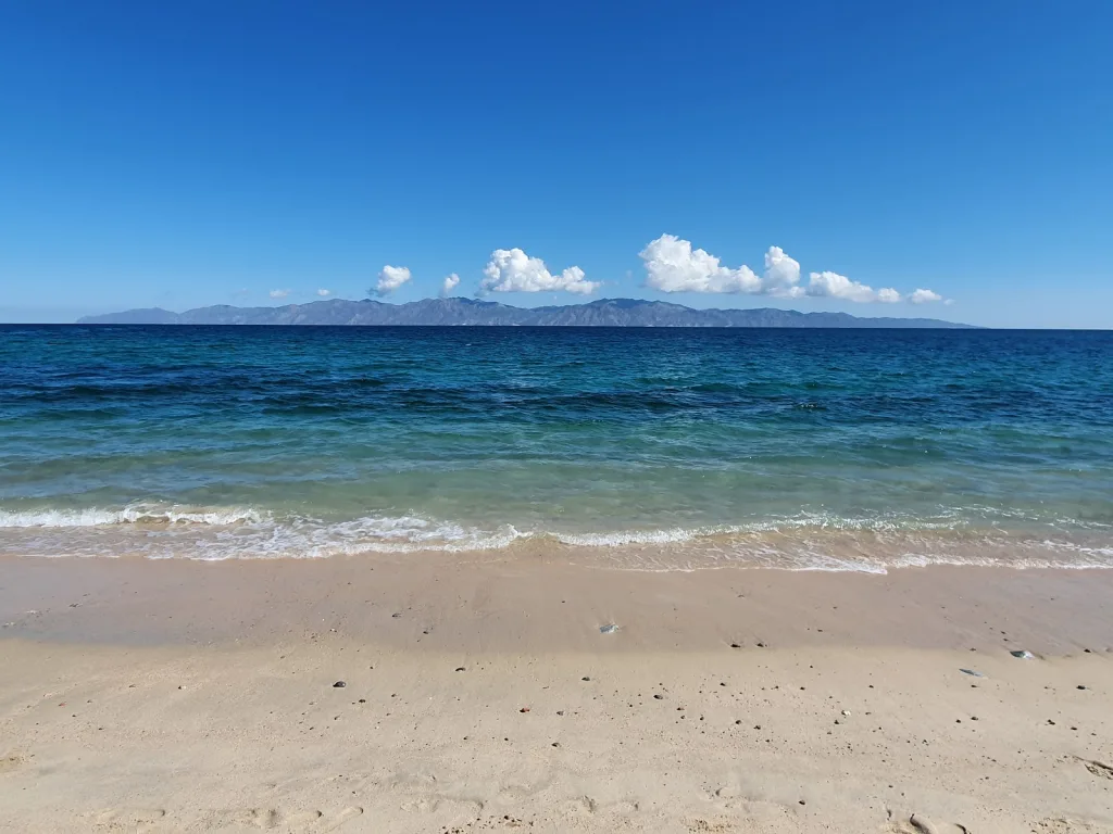 Explora una joya escondida de Baja California Sur que combina la belleza natural del océano con aguas termales únicas. 
Descubre qué hace especial a esta playa y por qué debe ser tu próximo destino si amas los viajes inolvidables y experiencias auténticas.
