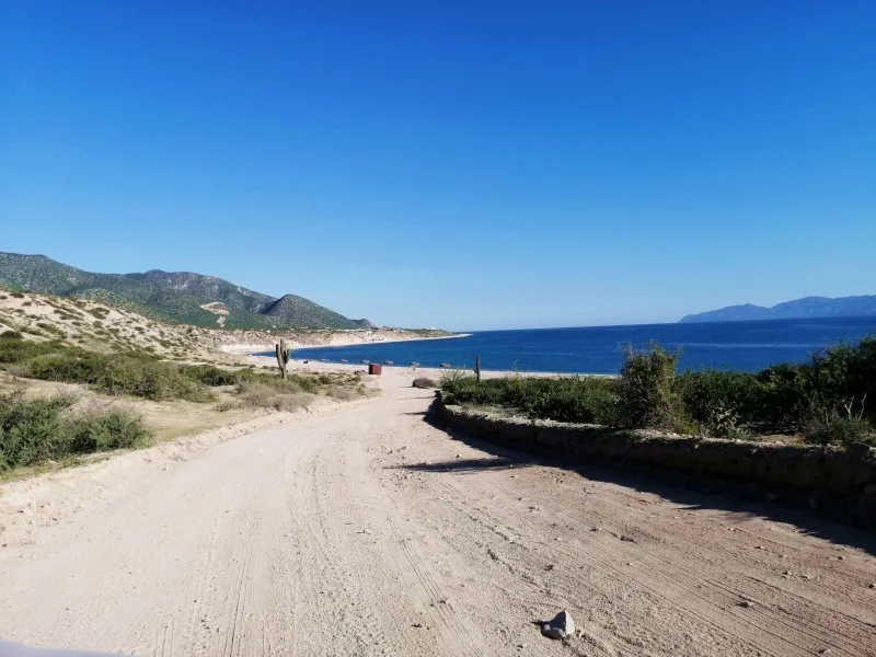 Explora una joya escondida de Baja California Sur que combina la belleza natural del océano con aguas termales únicas. Descubre qué hace especial a esta playa y por qué debe ser tu próximo destino si amas los viajes inolvidables y experiencias auténticas.