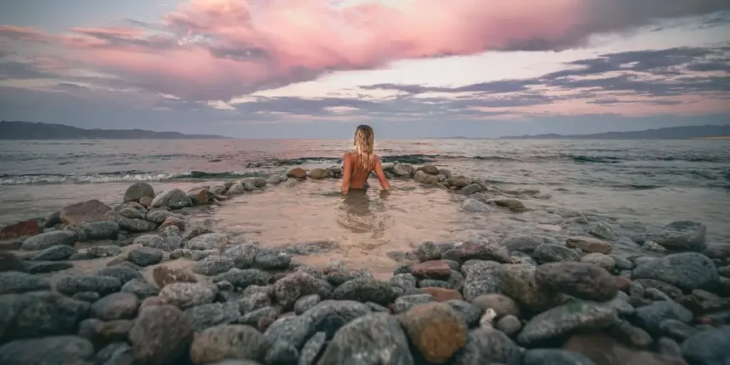 Explora una joya escondida de Baja California Sur que combina la belleza natural del océano con aguas termales únicas. Descubre qué hace especial a esta playa y por qué debe ser tu próximo destino si amas los viajes inolvidables y experiencias auténticas.