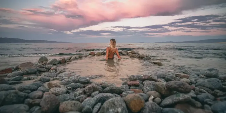 Explora una joya escondida de Baja California Sur que combina la belleza natural del océano con aguas termales únicas. Descubre qué hace especial a esta playa y por qué debe ser tu próximo destino si amas los viajes inolvidables y experiencias auténticas.