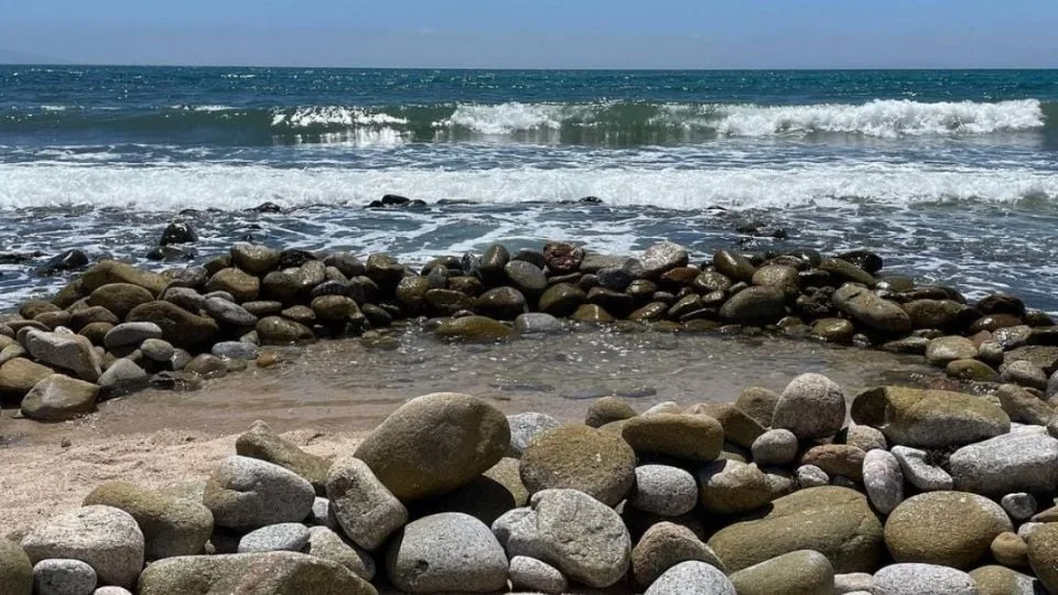 Explora una joya escondida de Baja California Sur que combina la belleza natural del océano con aguas termales únicas. Descubre qué hace especial a esta playa y por qué debe ser tu próximo destino si amas los viajes inolvidables y experiencias auténticas.
