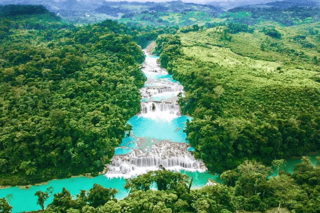 Descubre las impresionantes cascadas de Agua Azul en Chiapas, un destino natural de ensueño que cautiva a viajeros con sus aguas turquesas y paisajes exuberantes.