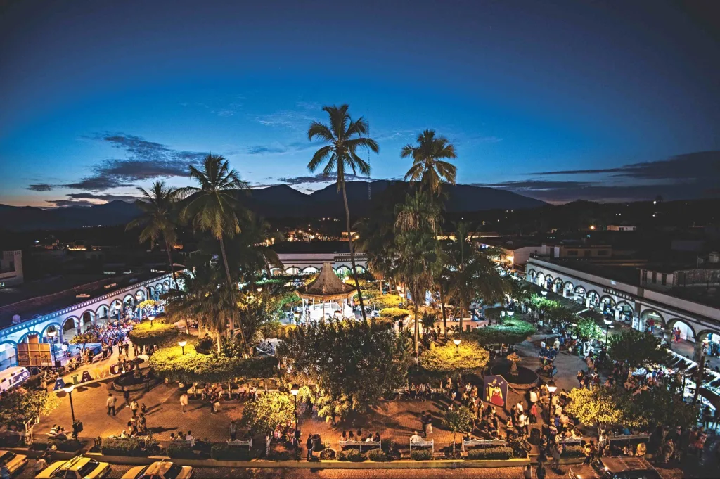 Descubre Comala, un Pueblo Mágico, lleno de encanto, historia y tradición. Entre sus calles y su cercanía al Volcán de Fuego, este destino te hará sentir la esencia más pura de México.